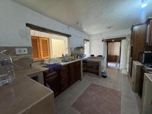 O bucătărie sau chicinetă la Amplia Casa en el Corazón de Sancris