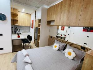 a bedroom with a bed with two white pillows at Casa Epidamnos in Durrës