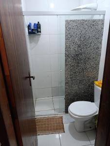 a bathroom with a toilet and a shower at Quarto em Campina Grande Catolé in Campina Grande