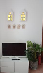 Telewizja i/lub zestaw kina domowego w obiekcie CASA AMELIA Apartamento Bajo con terraza y jardín Apartamento 1ªPlanta