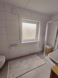 Koupelna v ubytování Henno's Apartment 105qm 8P, 4 Zimmer, Balkon + 41 fotografií