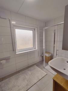 Koupelna v ubytování Henno's Apartment 105qm 8P, 4 Zimmer, Balkon