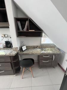 a room with a desk and a chair in a room at Mar, Hamaca, BBQ y Cocina, Hogar Entre Olas in Puerto Colombia