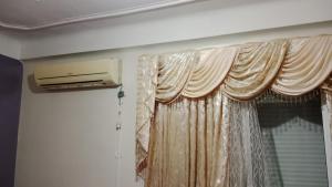 a room with a window with a air conditioner at Appartement in Matriouene