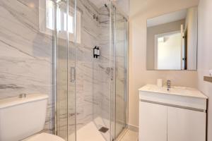 a bathroom with a shower and a toilet and a sink at Hostal Puerta Almar in Estepona