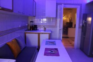 Η κουζίνα ή μικρή κουζίνα στο Appart Alain Savary, cosy et spacieux au centre de Tunis