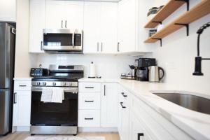 Fully renovated 3Bdr apt 1.5 block from the beach的厨房或小厨房
