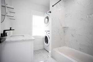 怀尔德伍德Fully renovated 3Bdr apt 1.5 block from the beach的带洗衣机和水槽的白色浴室 更多37张照片