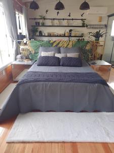 een slaapkamer met een groot bed in een kamer bij La Luciolla Loft Cabana in São Marcos +36 foto's