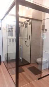 een badkamer met douche en toilet bij La Luciolla Loft Cabana in São Marcos
