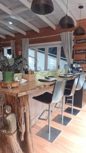 een keuken met een grote houten tafel en stoelen bij La Luciolla Loft Cabana in São Marcos