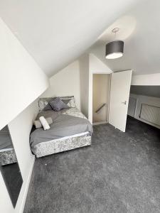 En eller flere senge i et værelse på West Bridgeford luxury Apartments