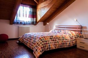 En eller flere senge i et værelse på Aosta Quality Apartments