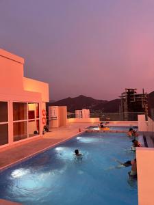 a group of people in a swimming pool on a building at Apartamento de lujo con Vista al Mar in Santa Marta