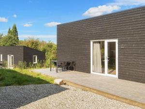 オーベンローにあるSplendid cabin in camping resortのテーブル付きの建物の隣にある木製デッキ
