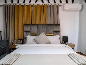 Postel nebo postele na pokoji v ubytování RIAD DOUIRTNA + 37 fotografií