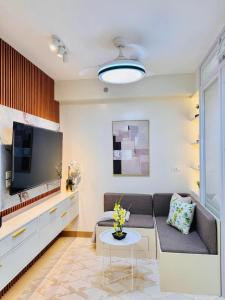 Μια τηλεόραση ή/και κέντρο ψυχαγωγίας στο RJ Elite Escape 2BR Condo w balcony near SM Iloilo +19 φωτογραφίες