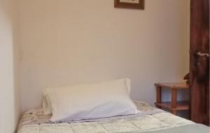 A bed or beds in a room at Cozy Apartment In Marina Di Santangelo
