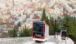 Nespecifikovaný výhled na destinaci Tbilisi nebo výhled na město při pohledu z apartmánu