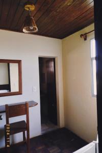 ein Zimmer mit einem Tisch, einem Stuhl und einem Fenster in der Unterkunft Hotel Salinopolis e kitepoint in Salinópolis