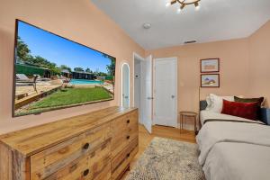Μια τηλεόραση ή/και κέντρο ψυχαγωγίας στο 2 Bedroom 2 Bath King Suite Heated Private Pool