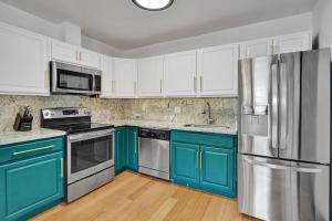 Η κουζίνα ή μικρή κουζίνα στο 2 Bedroom 2 Bath King Suite Heated Private Pool