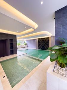 Bazén v ubytování VST Residence -SHA PLUS Certified nebo v jeho okolí