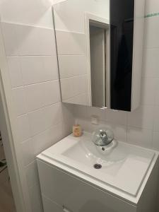Bany a Moderne Wohnung mit Garten