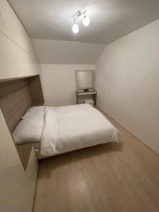 Llit o llits en una habitació de Moderne Wohnung mit Garten