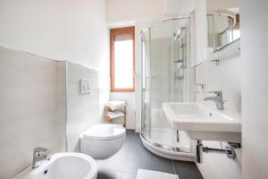 La salle de bains est pourvue de toilettes, d'un lavabo et d'une douche. dans l'établissement Stella Hotel, à Sirolo