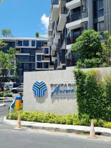 Laguna PhuketにあるIKON STAY Laguna Skypark Residences Sの建物前壁面看板