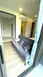Laguna PhuketにあるIKON STAY Laguna Skypark Residences Sの部屋の中にソファがあるリビングルーム