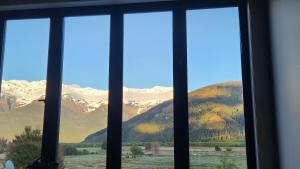 Vista generica sulle montagne o vista sulle montagne dall'interno dell'appartamento