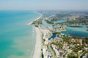 an aerial view of a beach and the ocean at Private, cozy, beach guest-suite C in Venice