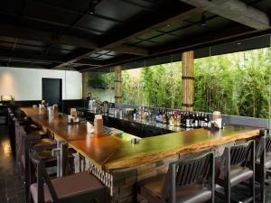 En restaurant eller et andet spisested på Delonix Hotel Karawang