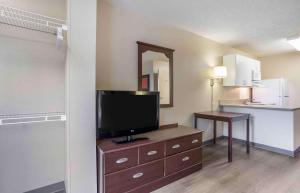 Kuchyň nebo kuchyňský kout v ubytování Extended Stay America Suites - Somerset - Franklin