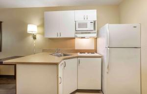 Kuchyň nebo kuchyňský kout v ubytování Extended Stay America Suites - Somerset - Franklin