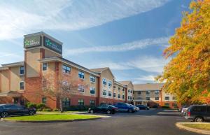Un hotel con coches aparcados en un estacionamiento. en Extended Stay America Suites - Hartford - Meriden, en Meriden