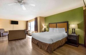 Postel nebo postele na pokoji v ubytování Extended Stay America Suites - Somerset - Franklin