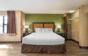 Postel nebo postele na pokoji v ubytování Extended Stay America Suites - Somerset - Franklin