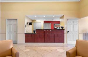 un gran vestíbulo con una sala de espera con un mostrador en Extended Stay America Suites - Houston - Katy Freeway - Energy Corridor, en Houston