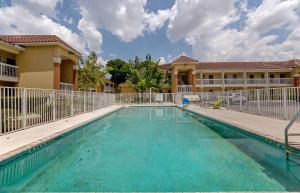 una piscina di fronte a un edificio di Extended Stay America Suites - Miami - Airport - Doral a Miami