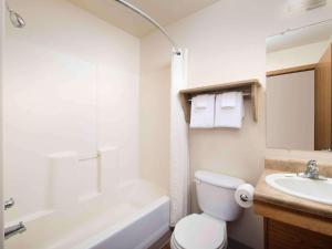 Koupelna v ubytování Extended Stay America Select Suites - Mobile - I-65 + 16 fotografií
