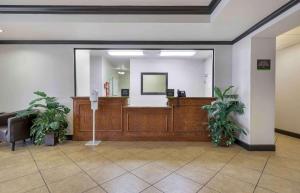 バートルズビルにあるExtended Stay America Suites - Bartlesville - Hwy 75の受付デスクのある待合室のあるロビー