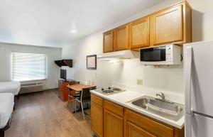 Η κουζίνα ή μικρή κουζίνα στο Extended Stay America Select Suites - Salt Lake City - West Valley City