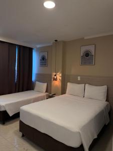 Postel nebo postele na pokoji v ubytování Holiday Sai Hotel