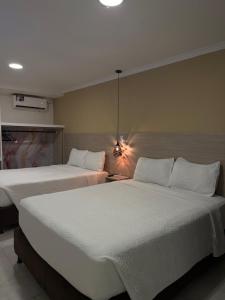 Postel nebo postele na pokoji v ubytování Holiday Sai Hotel