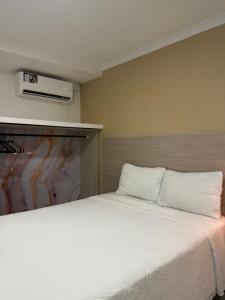 Postel nebo postele na pokoji v ubytování Holiday Sai Hotel