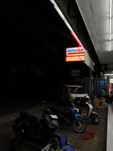 un gruppo di motociclette parcheggiato in un garage di Yudha a Mantaak