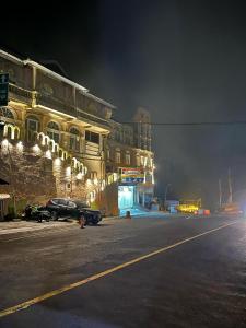un edificio con luci sul lato di una strada di Yudha a Mantaak